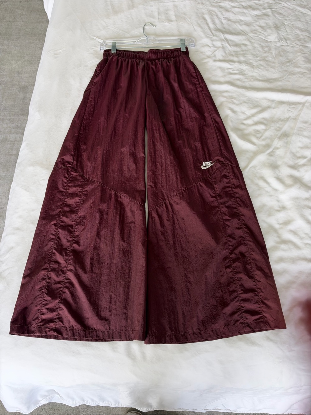 Nike Women's Wide-Leg Windbreaker Pants in Maroon